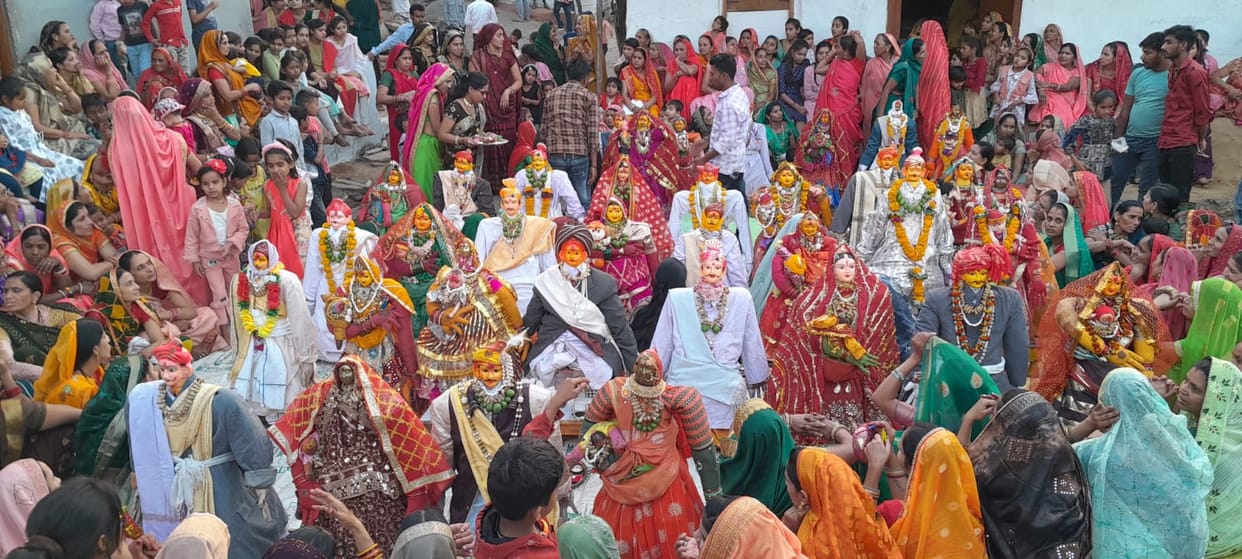 Gangaur Puja: Unique tradition in Khandwa, bidding takes place to pick up used plates in Bhandara