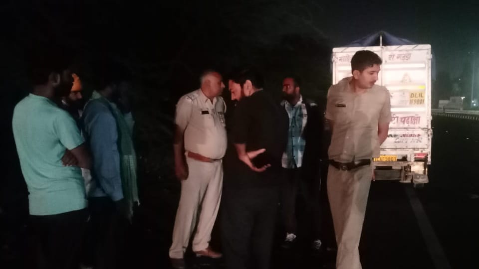 Hisar Police rescued two bulls being taken from Jakhal to Mewat
