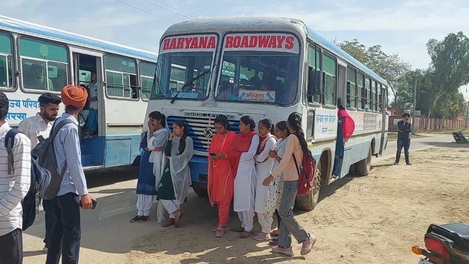 Students of Burj Bhangu stopped three buses of Roadways and demand to operate all buses in Sirsa