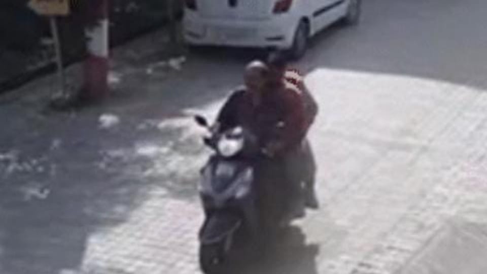 Money Stolen from shopkeeper by two man asked lift in Samalkha of Panipat