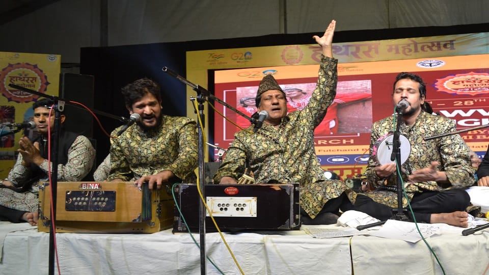 audience danced on  Nizami brothers  Mere Rashk e Kamar Tune pahli najar
