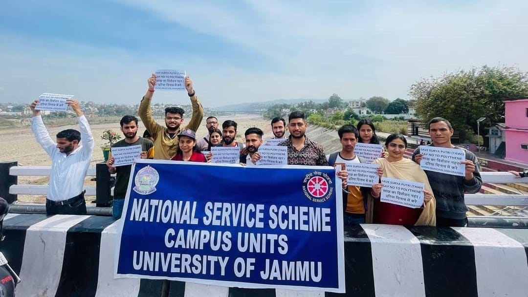 jammu univeristy students made people aware to Save Tawi river from contamination