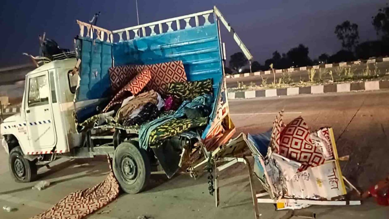 Accident in Fatehpur: Collision with loader and container, three Died, two injured