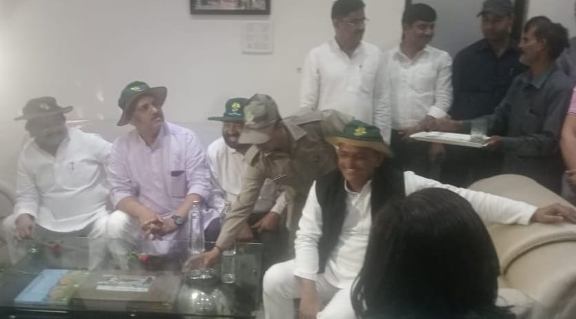 Akhilesh yadav meeting with Saras, Dont feed eggs on Navratri, BJP will feel bad