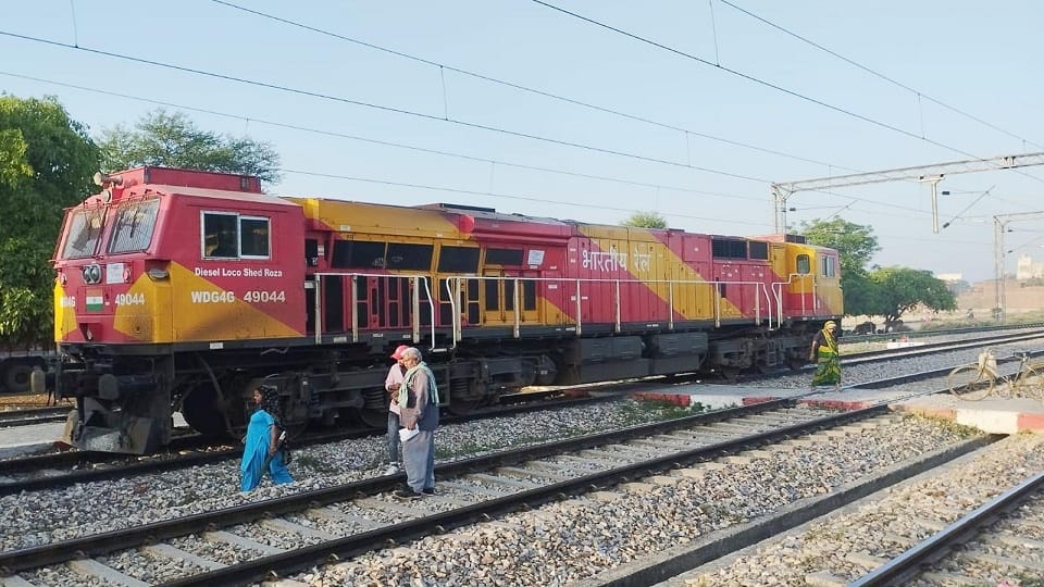 Engine fail of Kasganj-Tanakpur fair special in Kachla railway station