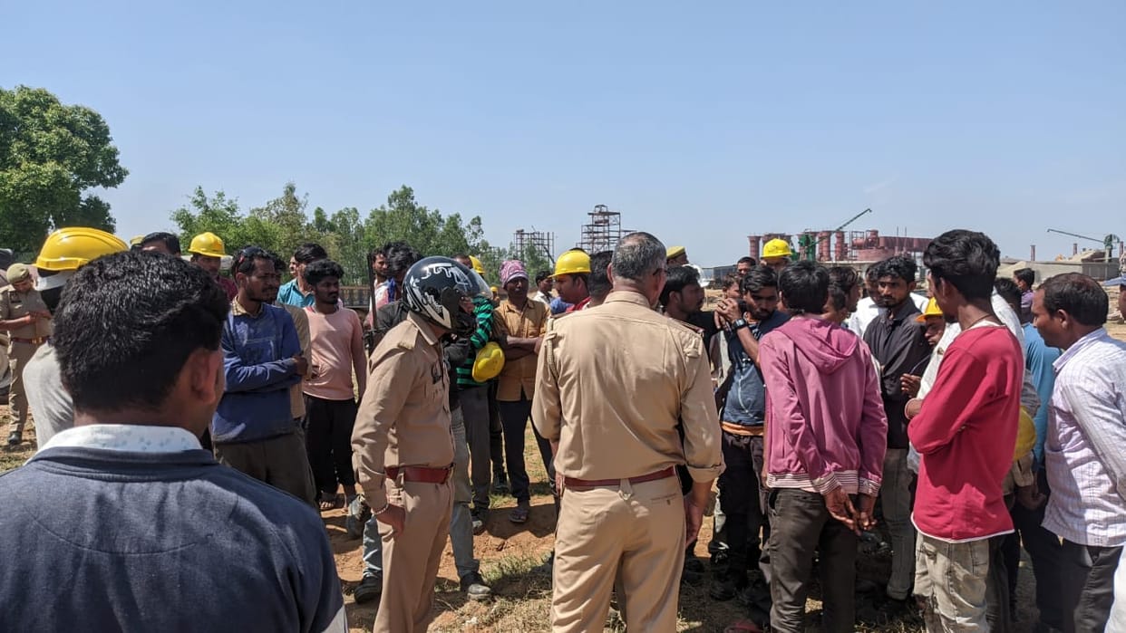 Bijnor: Heavy boiler panel fell on laborers working in  under constructio sugar mill, one died many injured