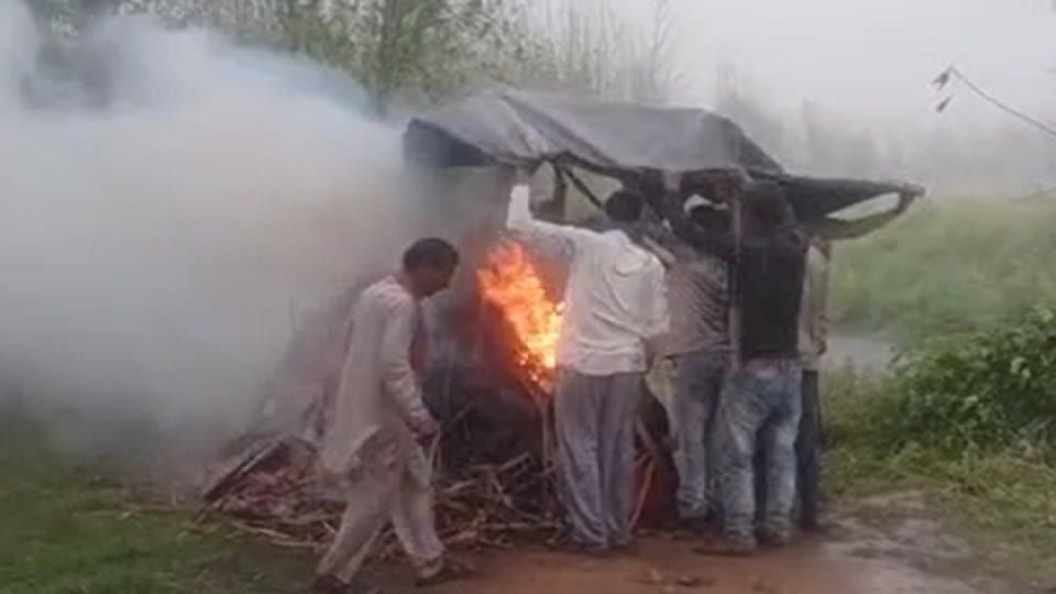 In Sakatpur village of Saharanpur people performed last rites under foil during rain