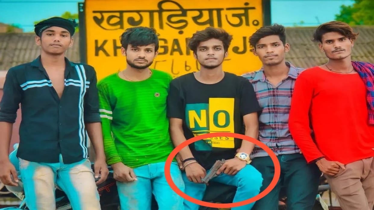 Photo of youths waving arms again in Khagaria went viral, police showing lethargy