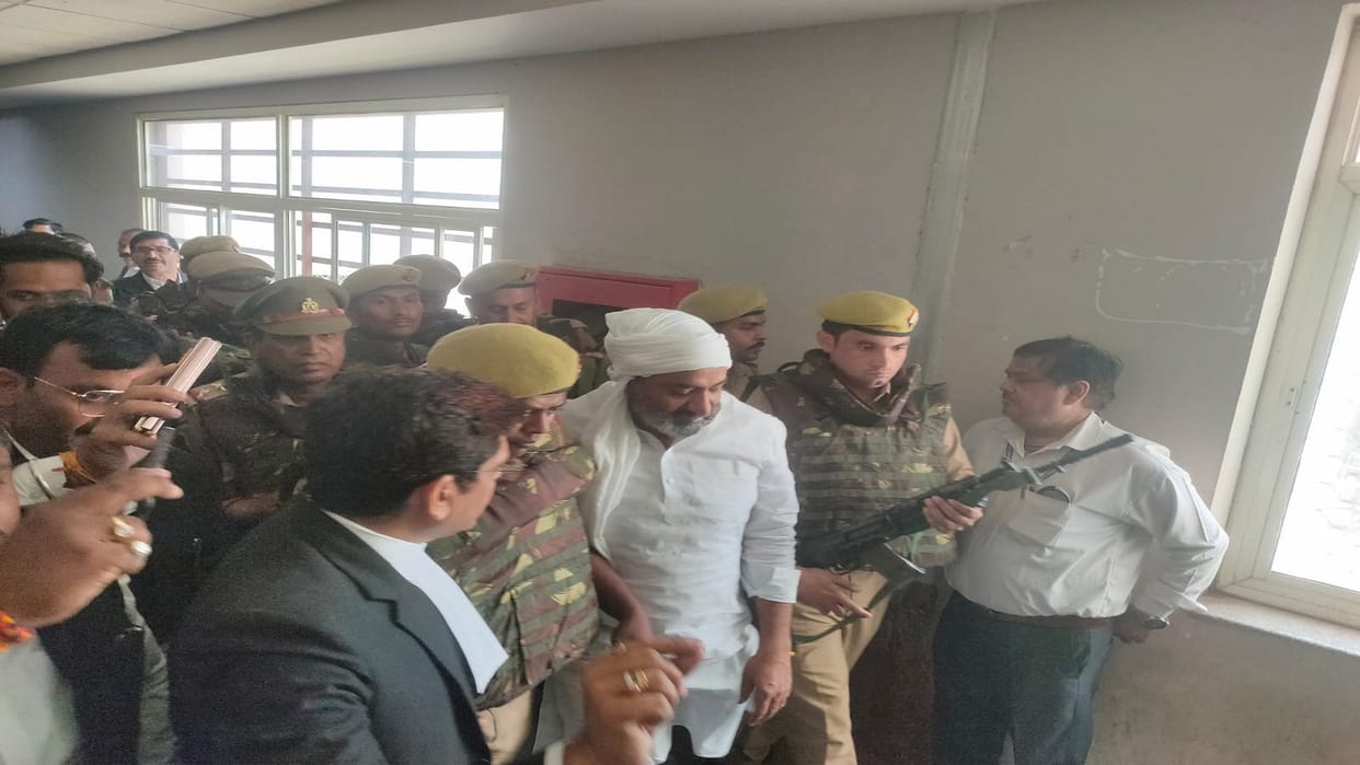 Lawyers show slippers to mafia Atiq and Ashraf, who were brought to the court on the hearing, were