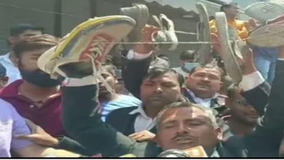 Lawyers show slippers to mafia Atiq and Ashraf, who were brought to the court on the hearing, were