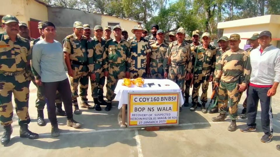 BSF fired on pakistani smugglers, heroin and pistol recovered in search operation in Firozour
