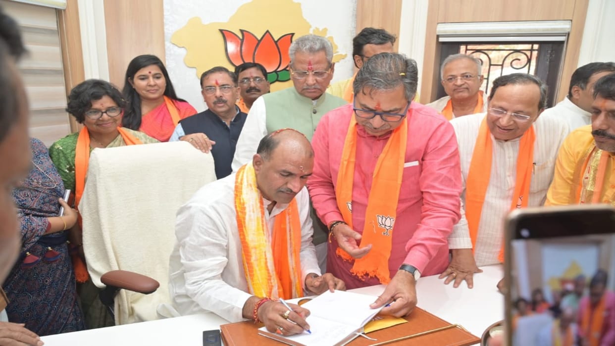 With the chanting of saints and saints, Dr. Satish Poonia made CP Joshi take charge