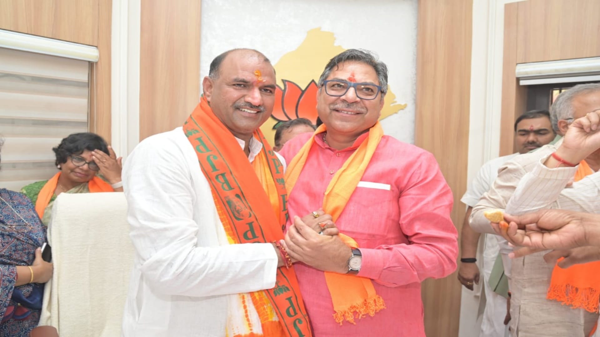 With the chanting of saints and saints, Dr. Satish Poonia made CP Joshi take charge