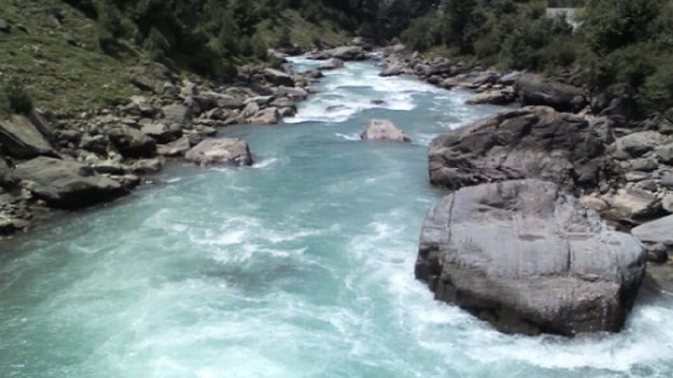 jammu kashmir: color of Sindh river water turned from blue to milky, administration asked not to use it