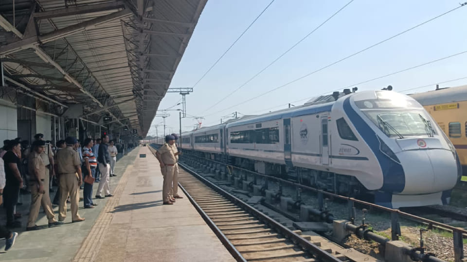 passenger hand got stuck in gate of Vande Bharat At Agra Cantt railway station he kept on dragging on platform