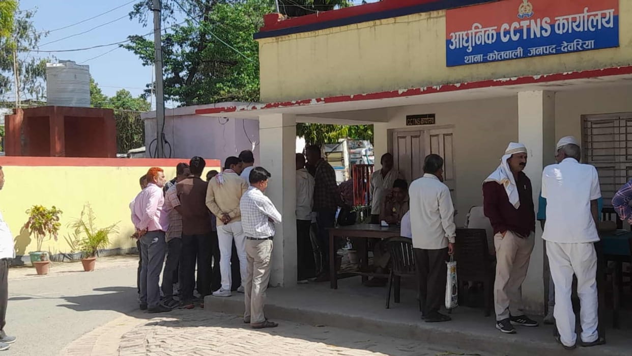 anti-corruption team caught accountant during taking bribe In Deoria