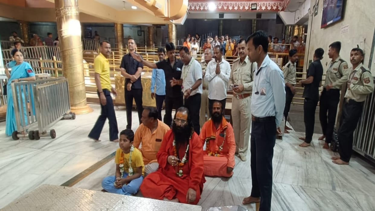 Ujjain Akhara Parishad President Ravindra Puri visited Baba Mahakal worshiped in the womb