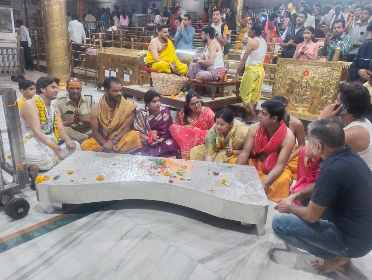 Mahakal Temple: Devotees from Bengaluru offer silver plated Patla to Mahakal