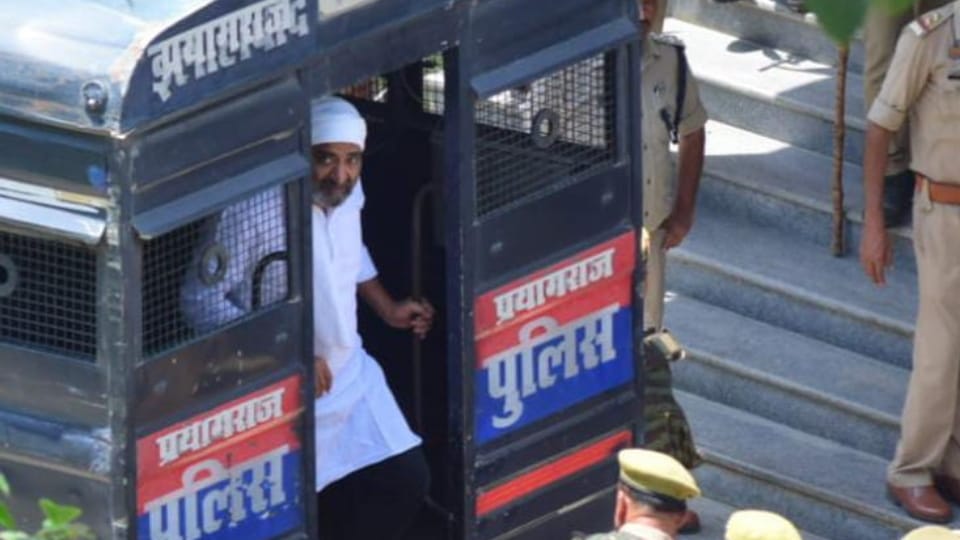Umesh Pal Murder Case: Officers Action on Atique’s Brother Ashraf Before Taking Him to Prayagraj News in Hindi