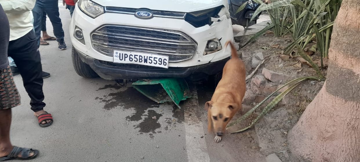 Varanasi Accident: An uncontrolled car hit people sitting at a roadside tea shop, two in critical condition