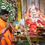 हरसिद्धि मंदिर में पूजा-अर्चना करते उज्जैन कलेक्टर।