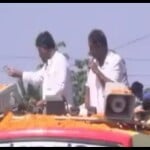 नोट उड़ाते डीके शिवकुमार