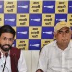 आम आदमी पार्टी के नेता देवेंद्र यादव और संयुक्त सचिव रमेश विश्नोई।