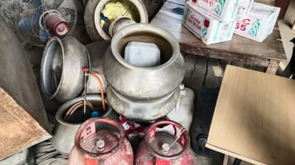 Bihar :लोगों को लग रहा था श्मशान में रातभर शव जल रहे, मगर चिता की आग दिखा  यह बनाते थे तस्कर - Country Liquor Was Being Made In The Crematorium In  Muzaffarpur,