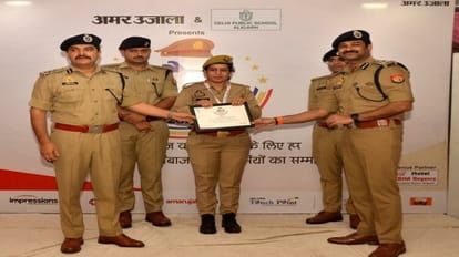 Aligarh News: उत्कृष्ट सेवा के लिए 45 पुलिस कर्मियों को मिला शौर्य सम्मान, अमर उजाला ने किया सम्मानित महिला आरक्षी को सम्मानित करते अलीगढ़ के डीआईजी आनंद कुलकर्णी व अन्य आईपीएस