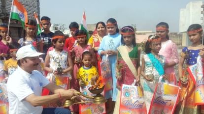 Durga Ashtami 2023: नमामि गंगे ने पूजन के बाद कन्याओं को दिए कपड़े के थैले और तुलसी के पौधे, दिया ये संदेश नमामि गंगे ने पूजन के बाद कन्याओं को दिए कपड़े के थैले और तुलसी के पौधे