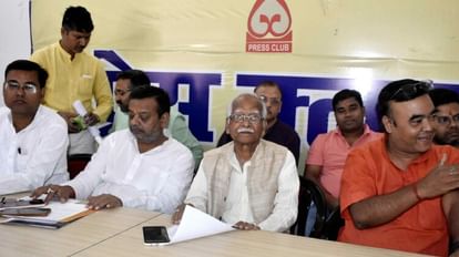 नकली सोना बेचने का मामला: हॉलमार्क का फर्जी खेल खेलने वालों के नाम भी उगल गया तिकड़मी सराफ प्रेस क्लब सभागार में पत्रकारों से बातचीत करते सर्राफा व्यापारी।