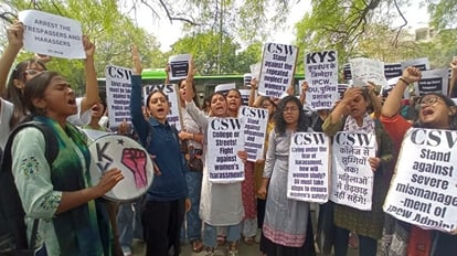 DU: आईपी कॉलेज के बाहर प्रदर्शन कर रहीं कई छात्राएं हिरासत में, कुछ देर में छोड़ा, विधानसभा में भी उठा मामला प्रदर्शन करतीं छात्राएं