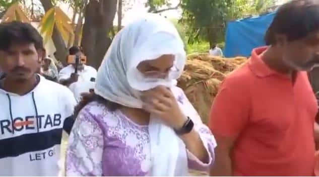 Akshara Singh reached Akanksha Dubey House consoled her mother Samar Singh