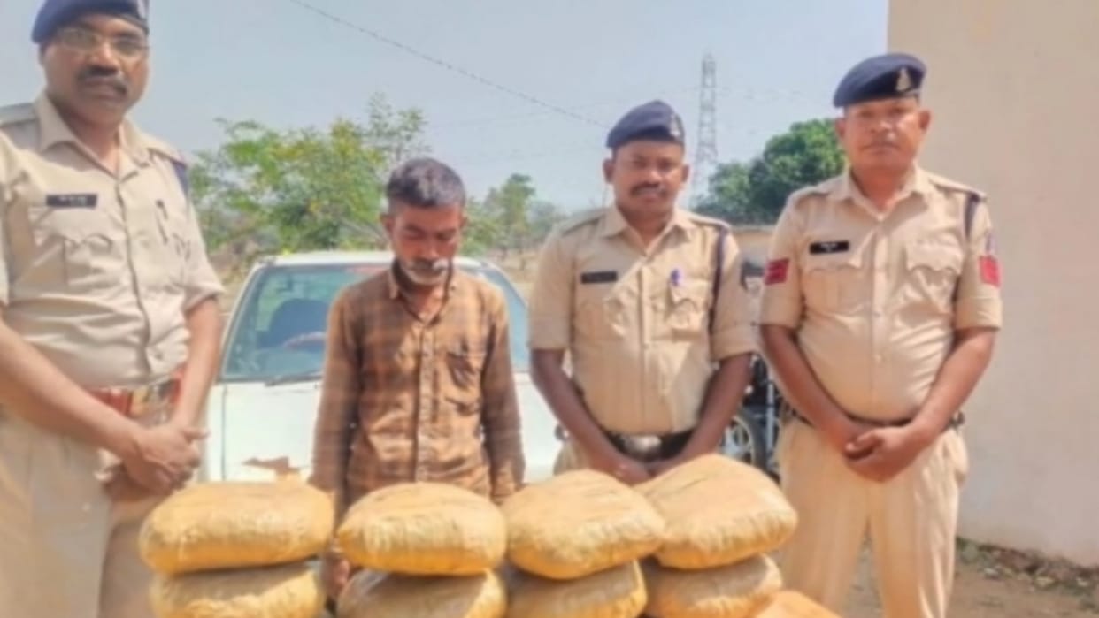 chhattisgarh police arrested smuggler with 12 kg of ganja in korba
