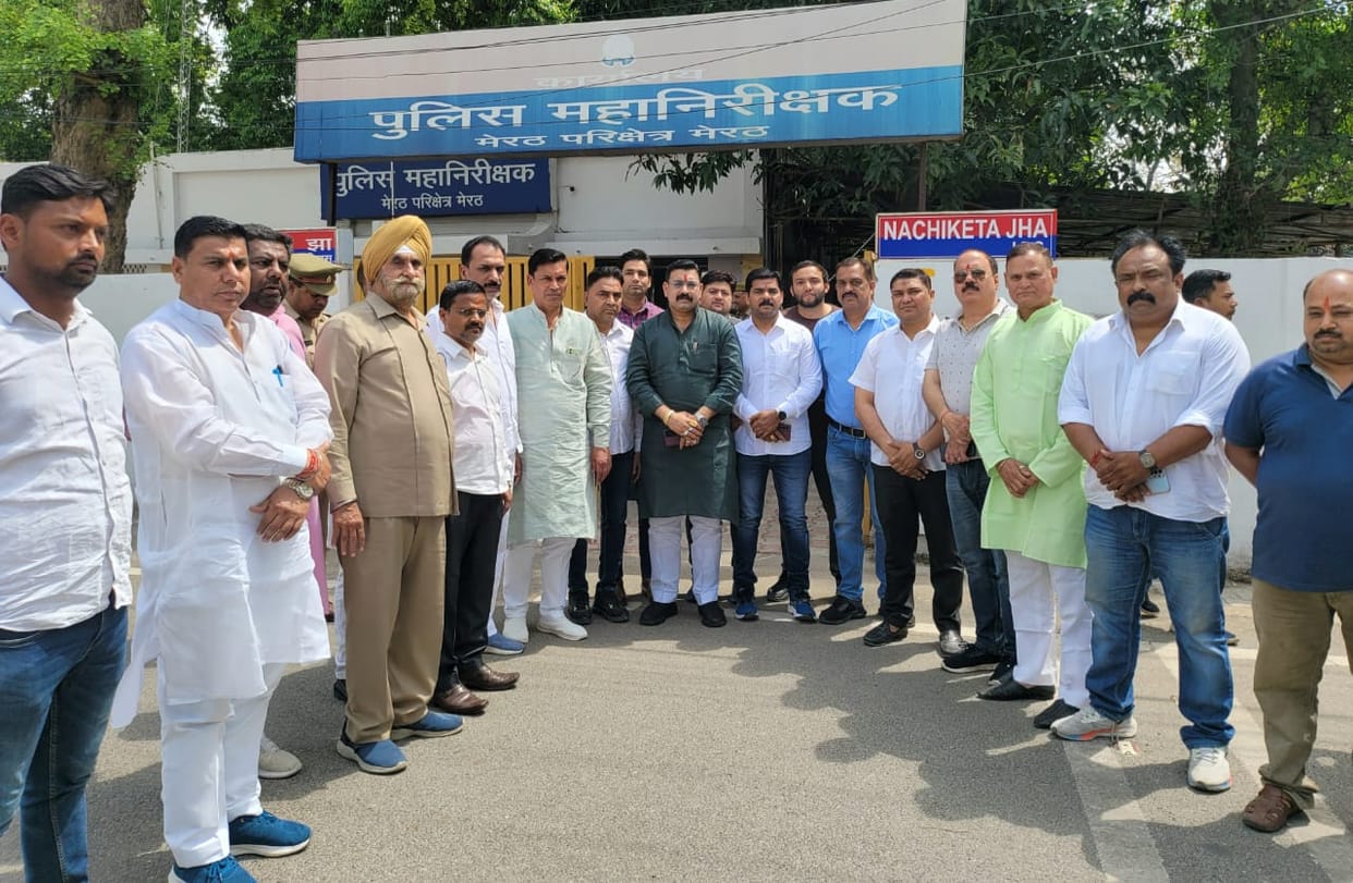 Meerut: traders warns to deposited shops keys in SSP office if theft is not revealed in 48 hours