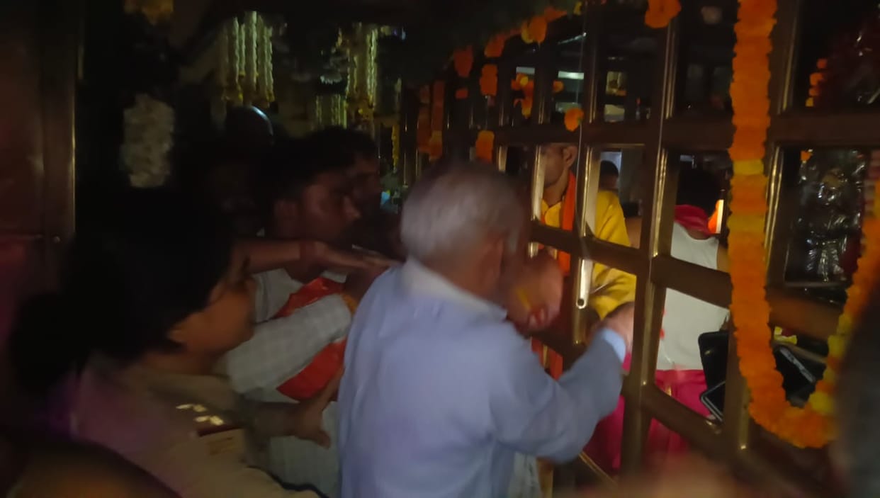 Electricity cut off in the sanctum sanctorum of Vindhyavasini Darshan done in light ile