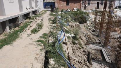 dozen buildings of Indiranagar in danger due to pit dug for Goraksh Enclave Basement in Gorakhpur