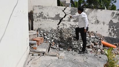 dozen buildings of Indiranagar in danger due to pit dug for Goraksh Enclave Basement in Gorakhpur