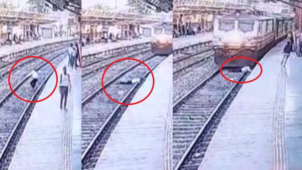 Cloth merchant commits suicide by jumping in front of Gatimaan Express in Agra