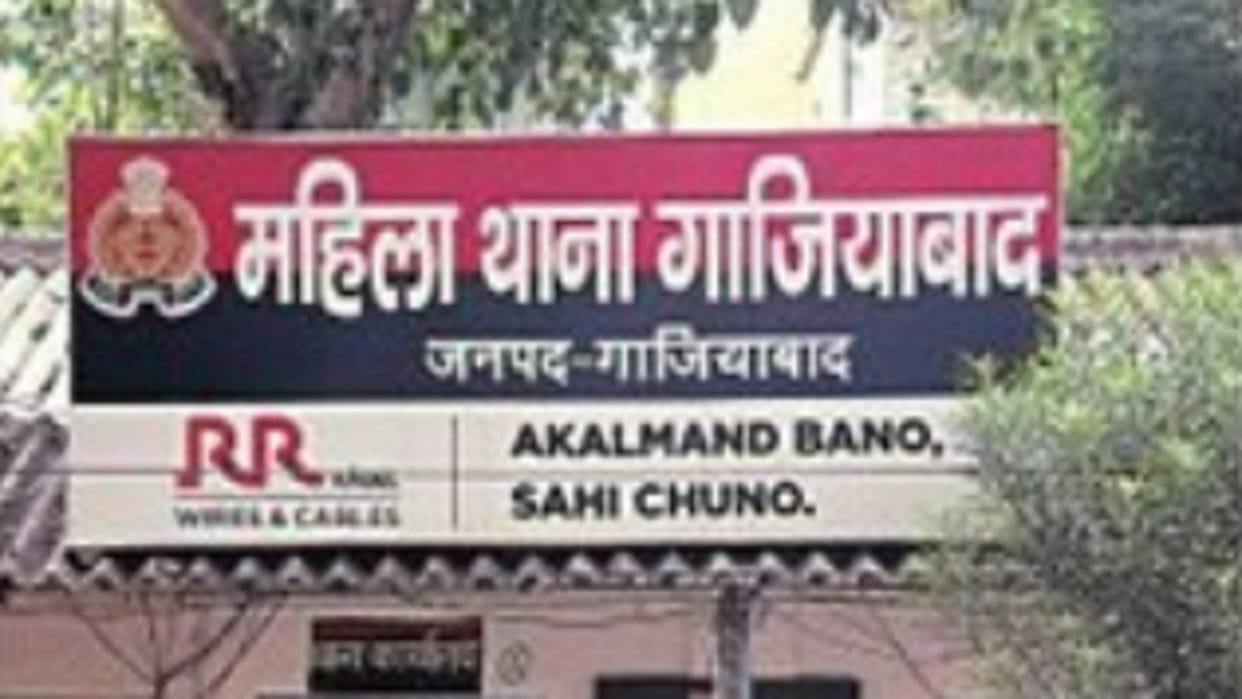 Husband's affair went to another place, wife started chewing gutkha