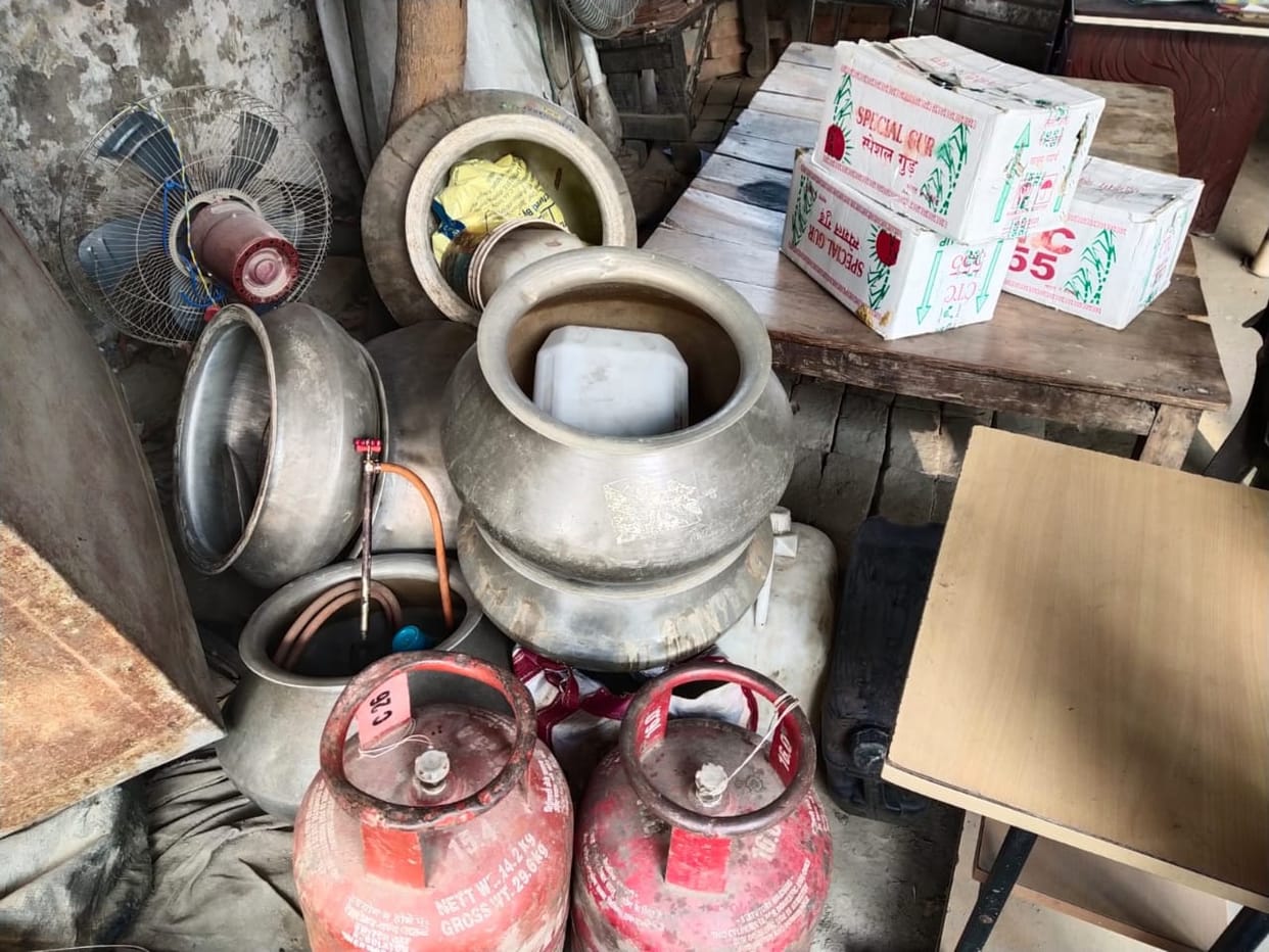 Country liquor was being made in the crematorium in Muzaffarpur, police raided and caught