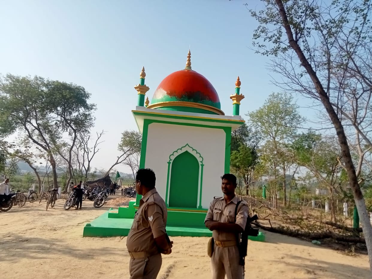 aunpur Crime: Chaotic elements put another color on the dome of Karbala, police force deployed on the spot