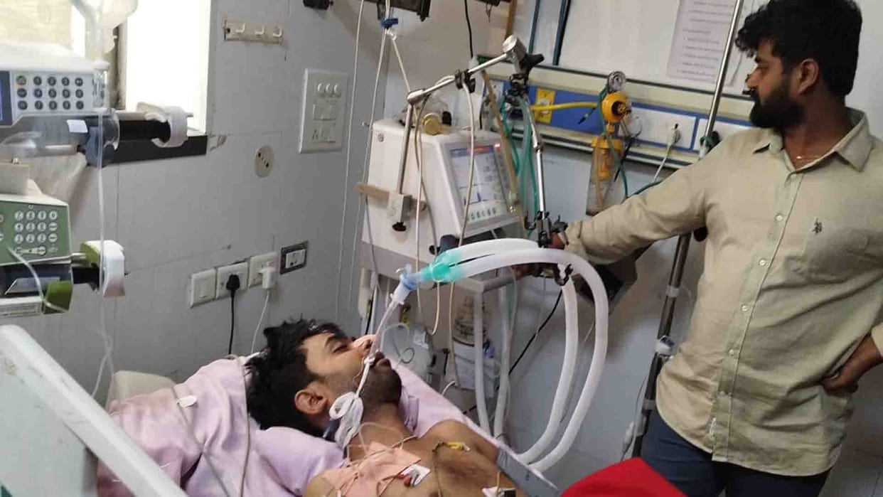 Etawah: Junior doctor trying to committed suicide by injecting poison