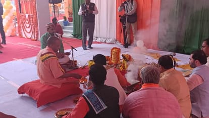 Chief Minister yogi Adityanath reached Kushinagar gifted development projects