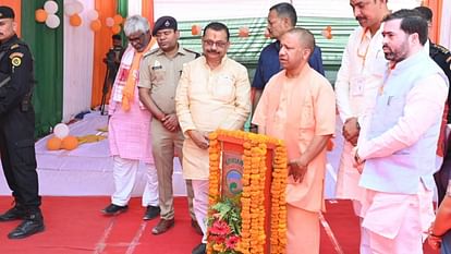 Chief Minister yogi Adityanath reached Kushinagar gifted development projects