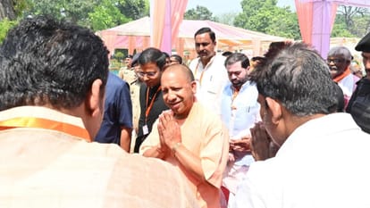 Chief Minister yogi Adityanath reached Kushinagar gifted development projects