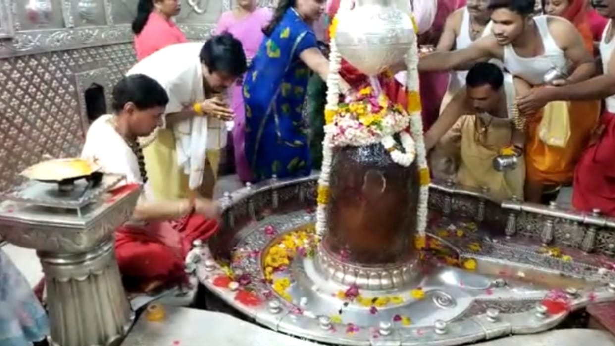 Singer Sairam Iyer joined in the Bhasmarti of Mahakal, sang Satyam Shivam Sundaram Bhajan
