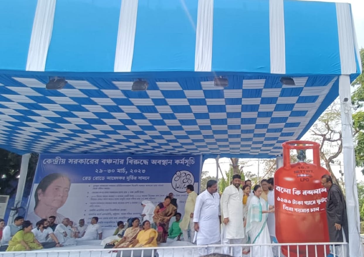 Mamata Banerjee Dharna: Mamata Banerjee sitting on dharna against the central government, TMC MPs are supporti