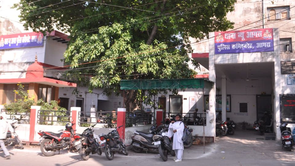 family surrounded post and demonstrated After disappearance of teenager in Agra