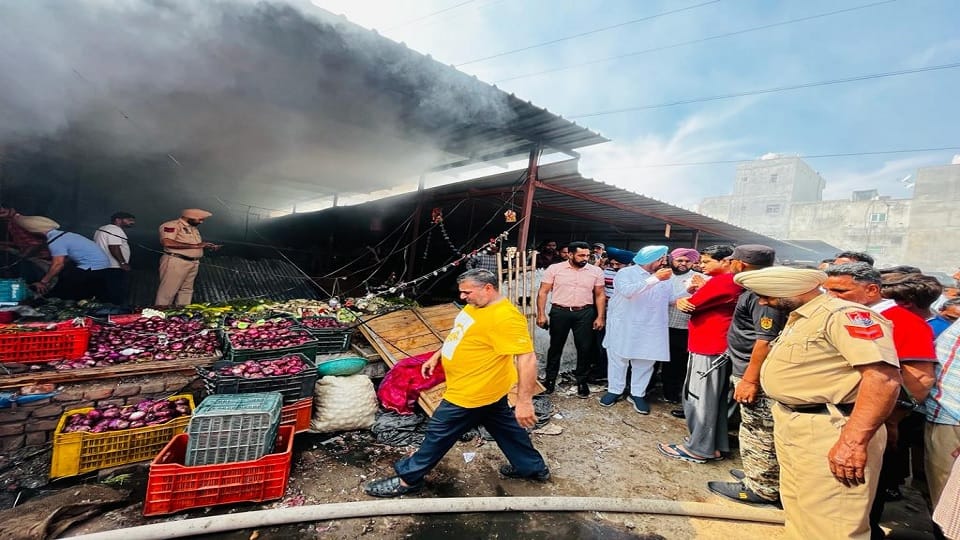 Punjab: Fierce fire broke out in Zirakpur vegetable market, 10 shops burnt to ashes